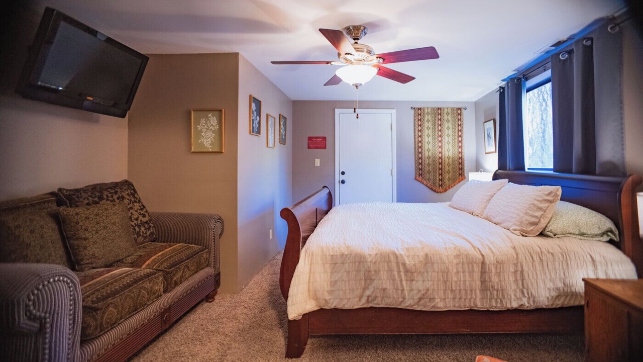 Photo of Bedroom in Oak Knoll Village