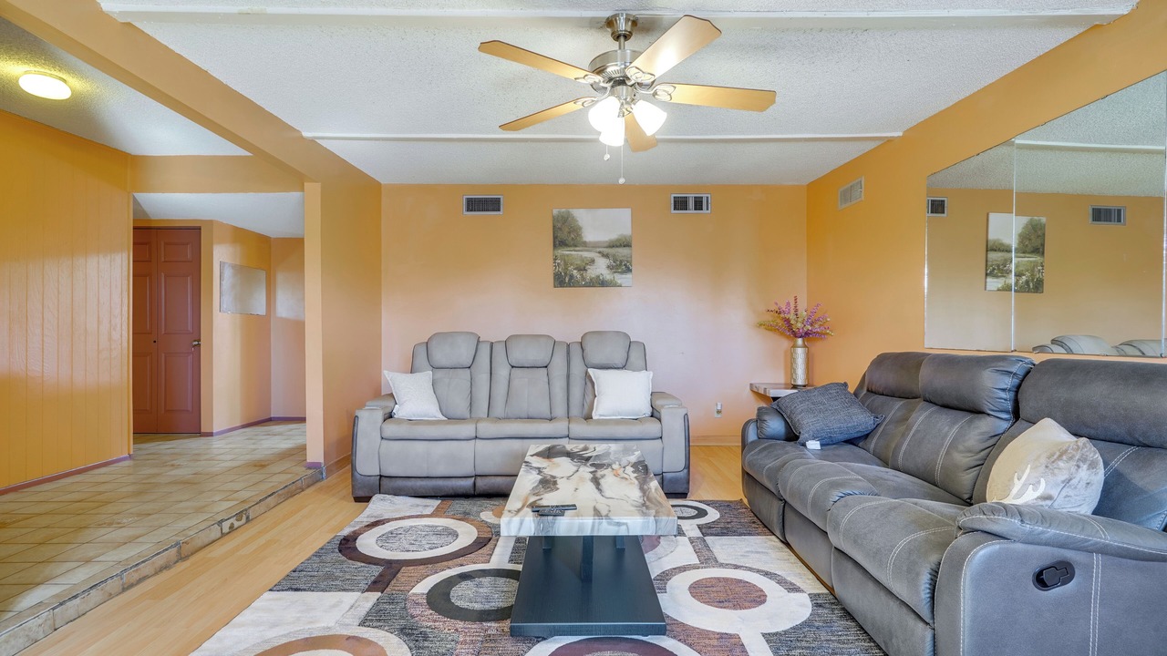 Photo of Livingroom in Groves Lincoln Park