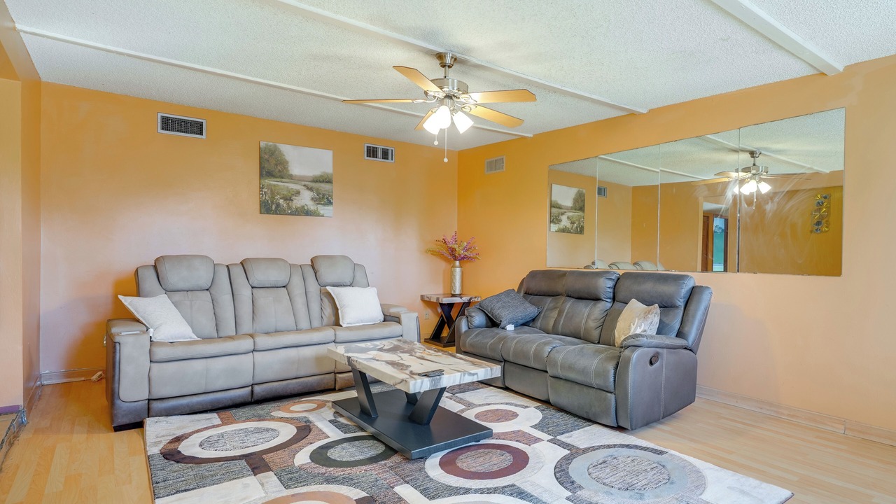 Photo of Livingroom in Groves Lincoln Park