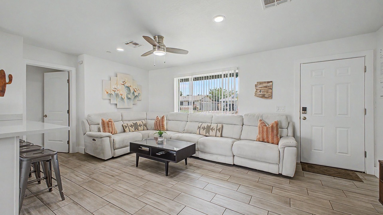 Photo of Livingroom in New Papago Parkway