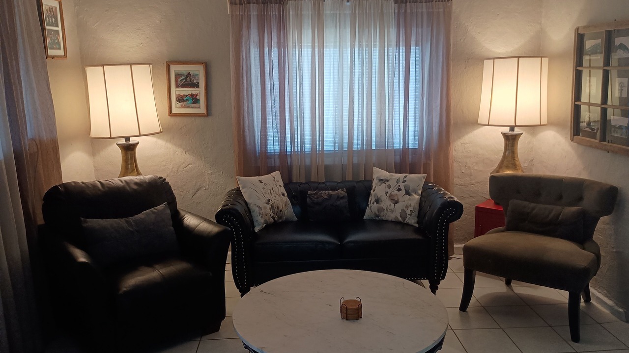 Photo of Livingroom in Oracle