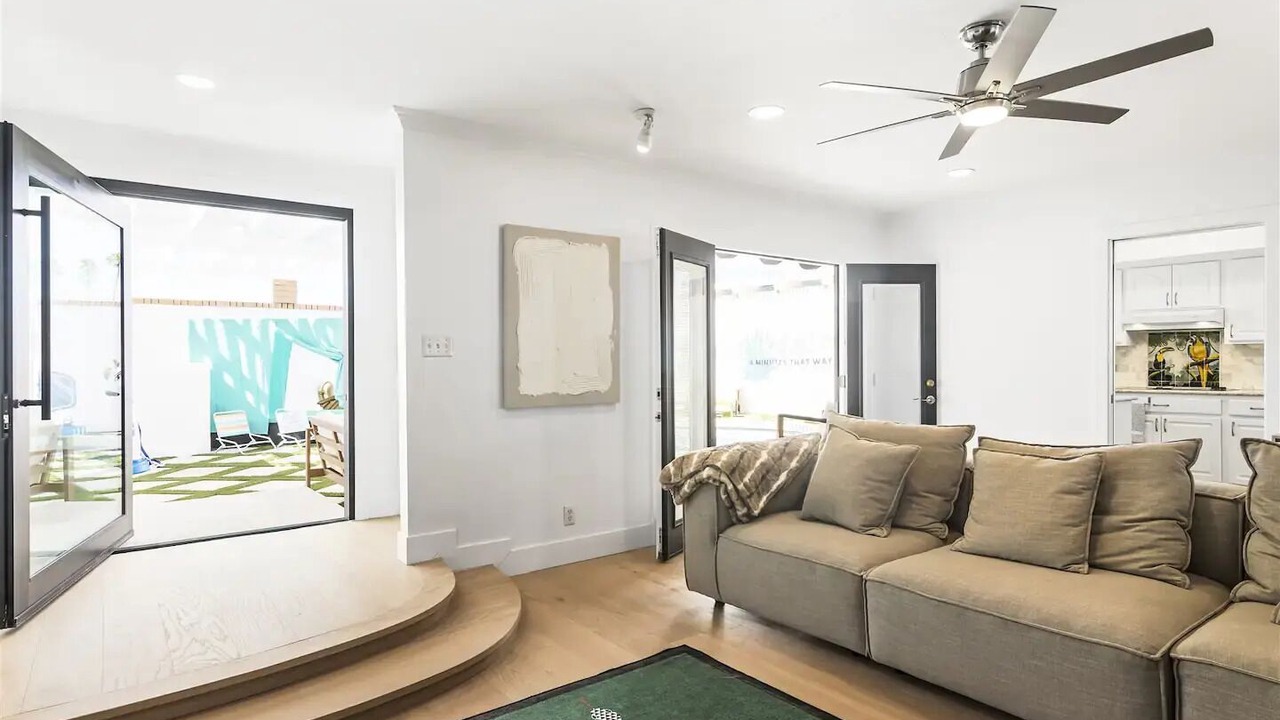 Photo of Livingroom in Shalimar