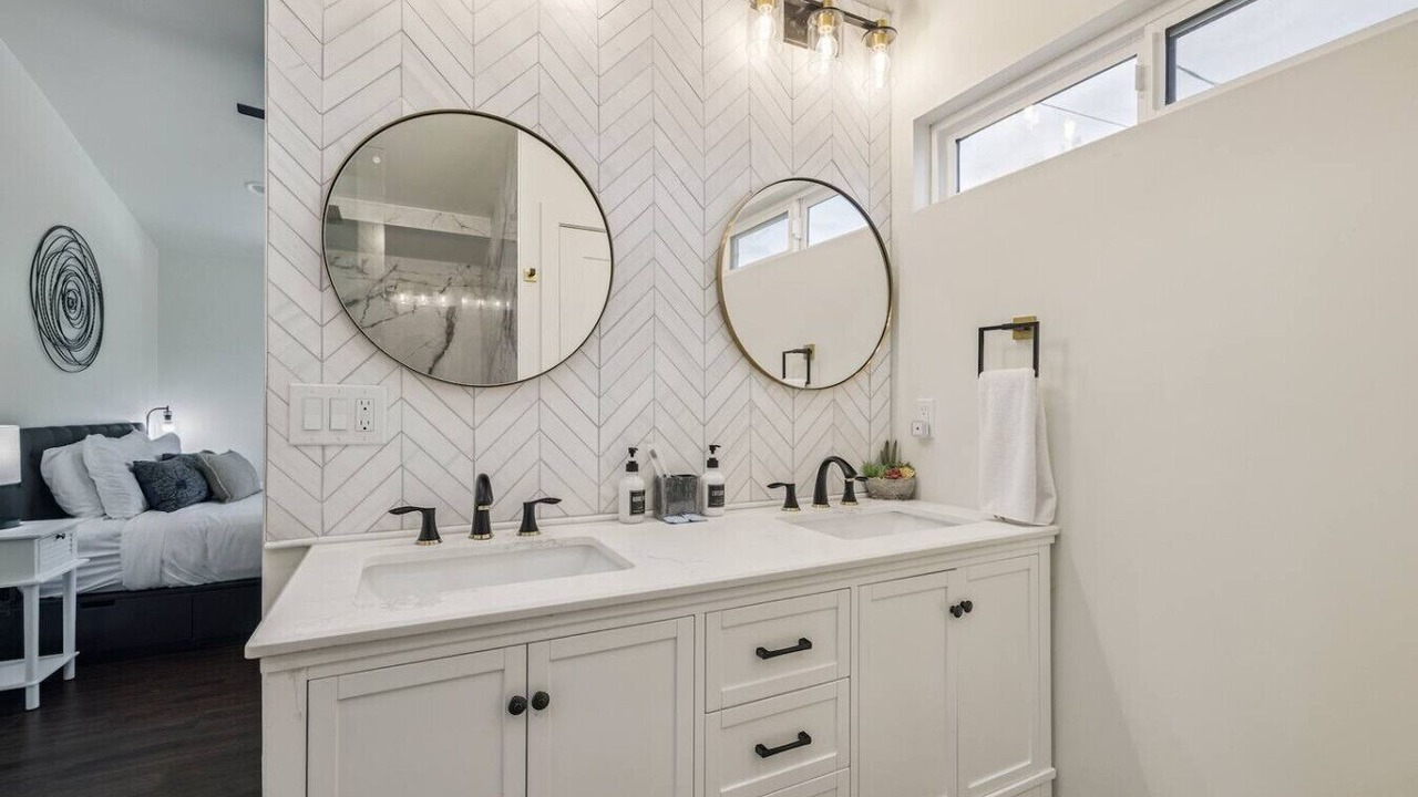 Photo of Bathroom in Garfield