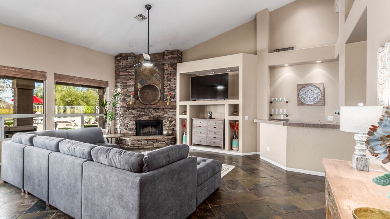 Photo of Livingroom in Foothills Club West