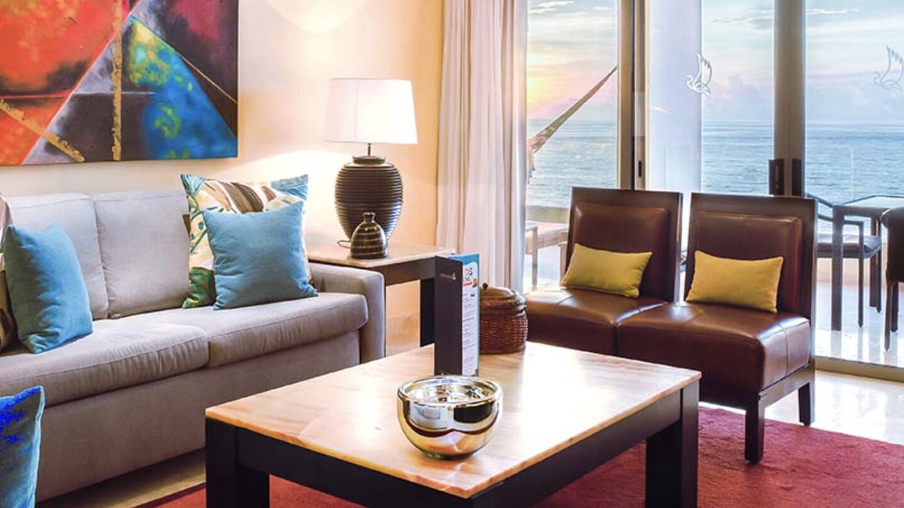 Photo of Livingroom in South Shore Hotel Area