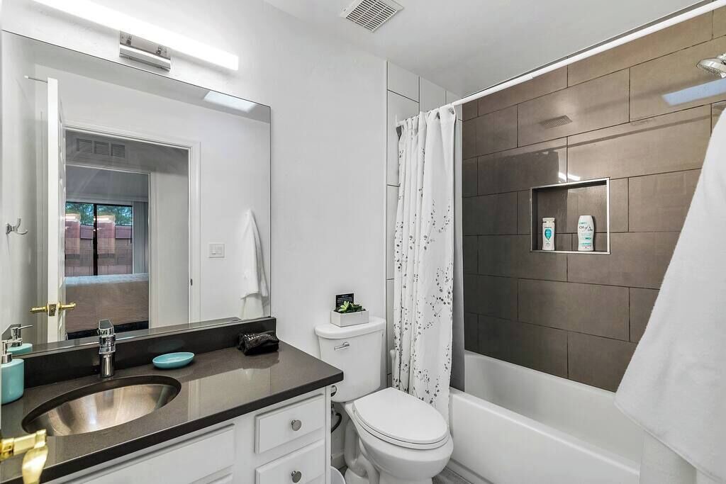 Photo of Bathroom in Groves Lincoln Park