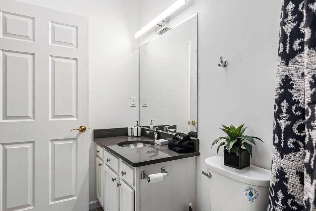 Photo of Bathroom in Groves Lincoln Park