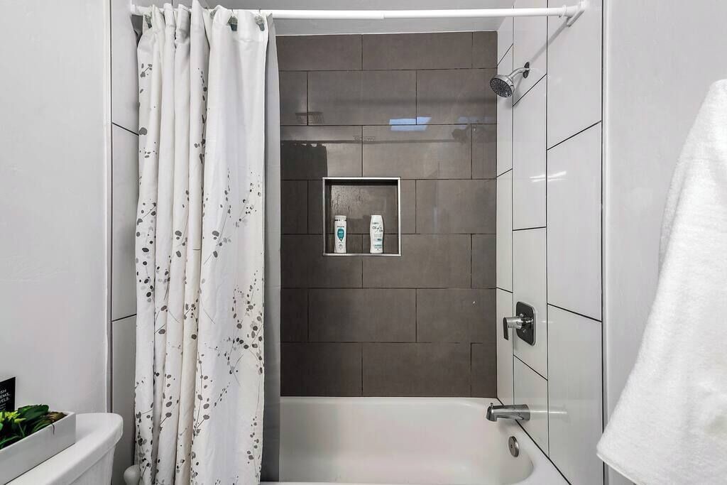 Photo of Bathroom in Groves Lincoln Park