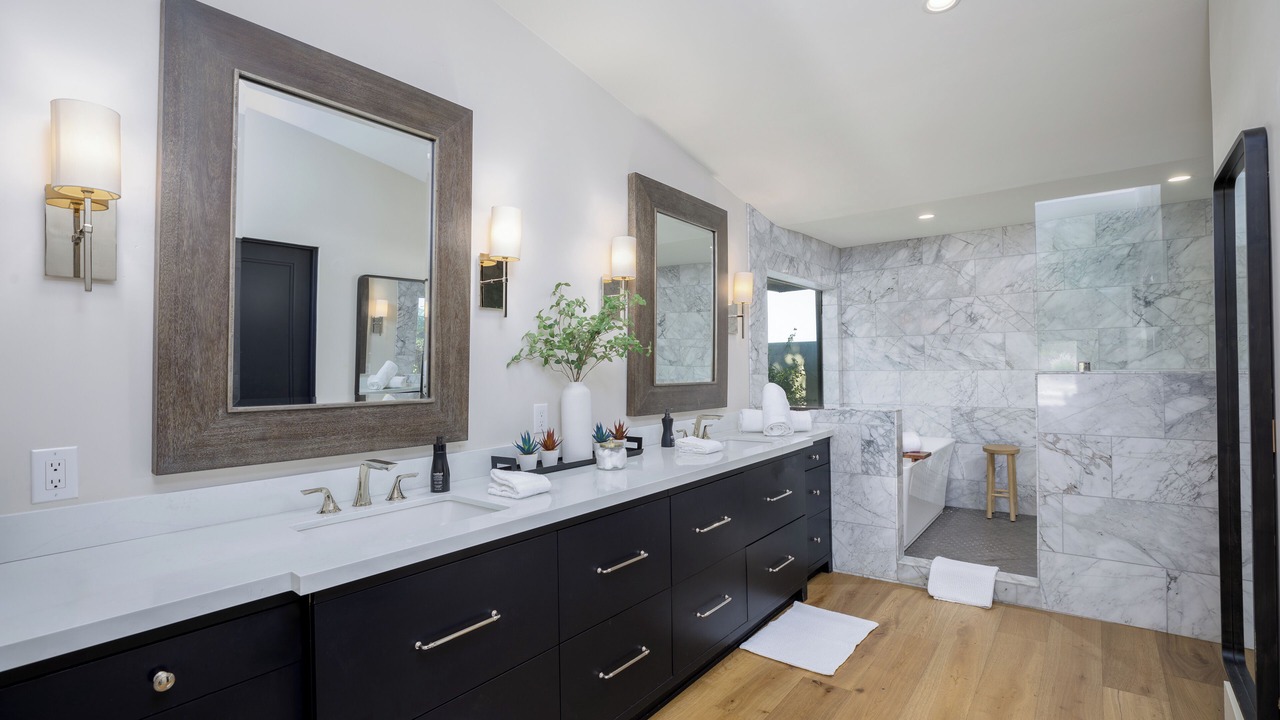 Photo of Bathroom in Sweetwater Street East