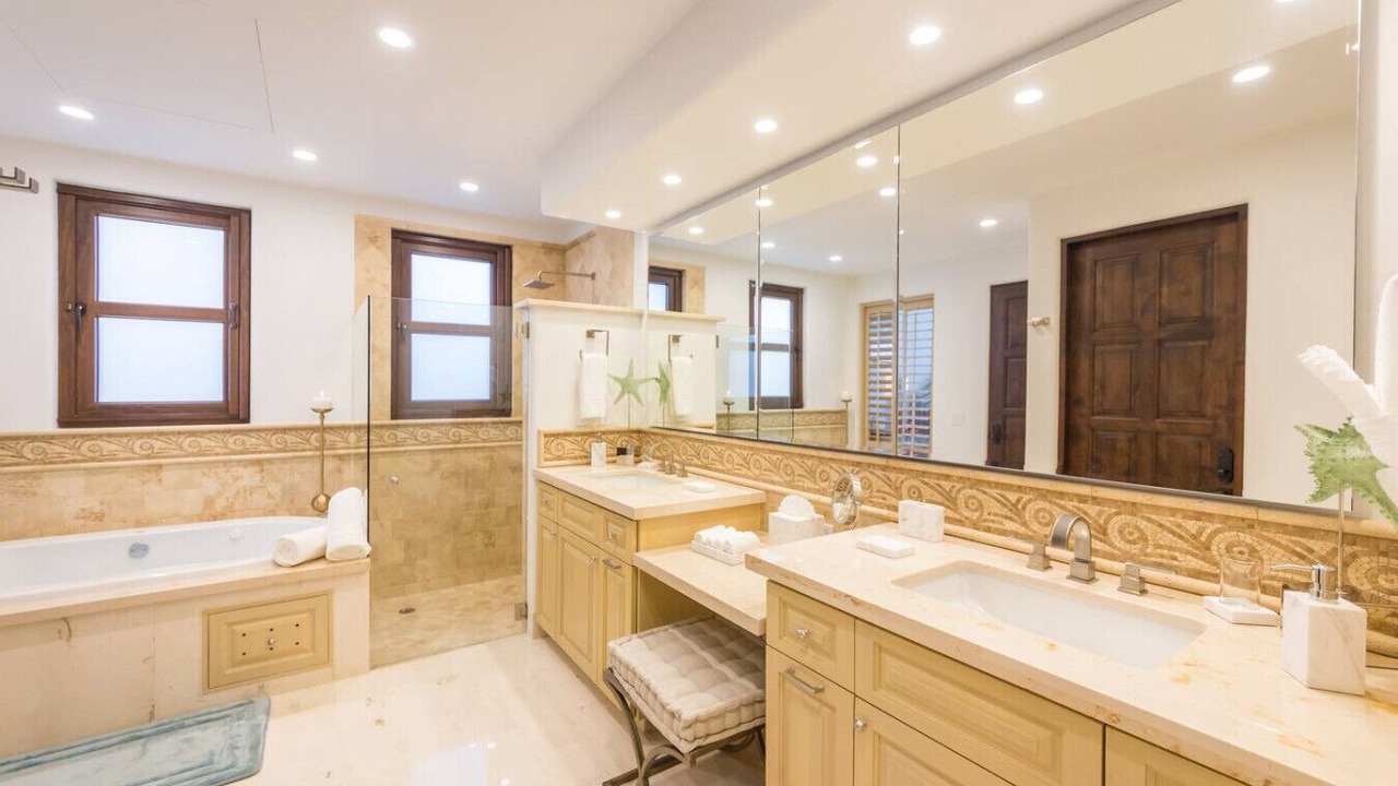 Photo of Bathroom in Buzzards