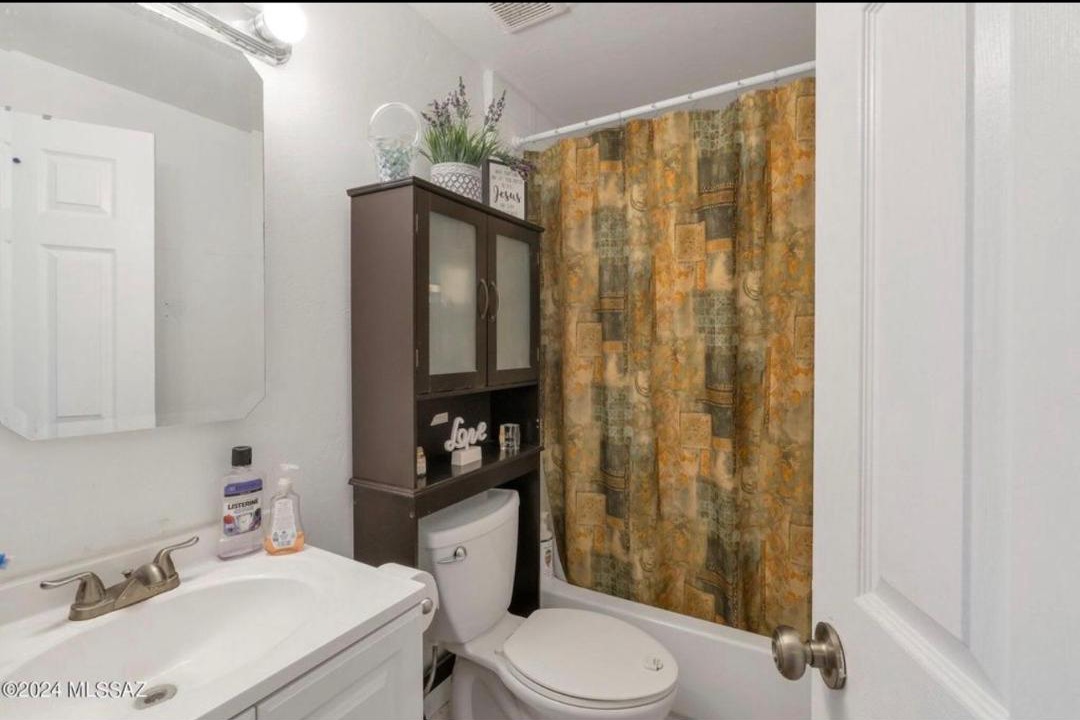 Photo of Bathroom in Groves Lincoln Park
