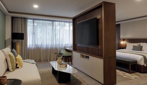 Room (Master)