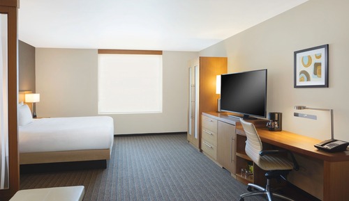 Deluxe Room, 1 King Bed, City View