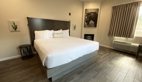 Deluxe Room, 1 King Bed, Patio, Mountain View