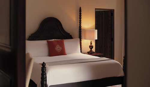 Deluxe Colonial Suite