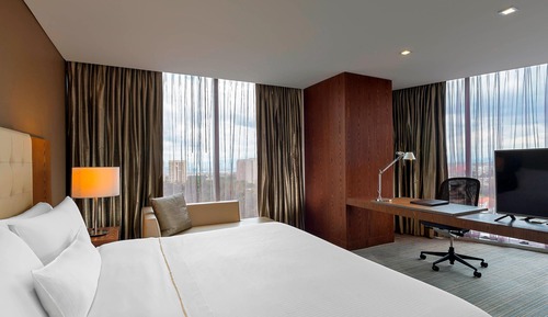 Premium Suite, 1 King Bed, Valley View