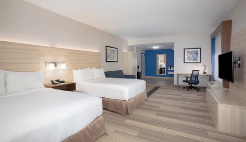 Suite, 2 Queen Beds, Transfer Shower (Communications Accessible)