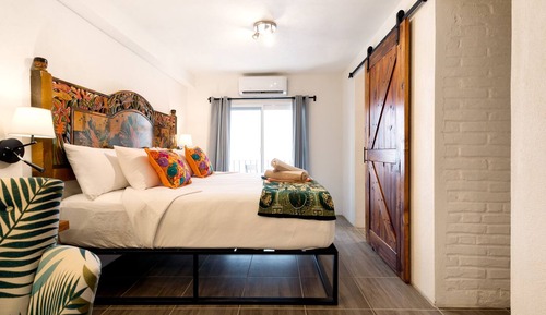 Deluxe Studio Suite, 1 King Bed, Balcony, Courtyard View