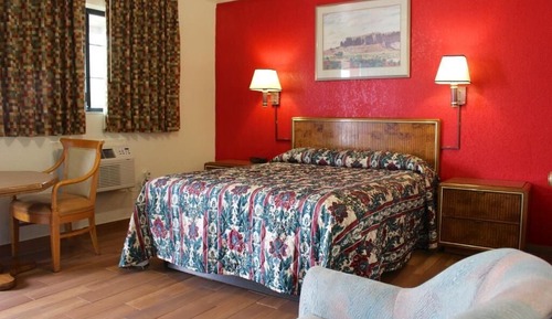 Classic Single Room, 1 Queen Bed, Smoking, Kitchenette