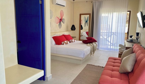 Comfort Room, 1 King Bed, Balcony