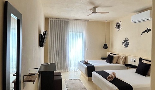 Basic Quadruple Room, 2 Queen Beds