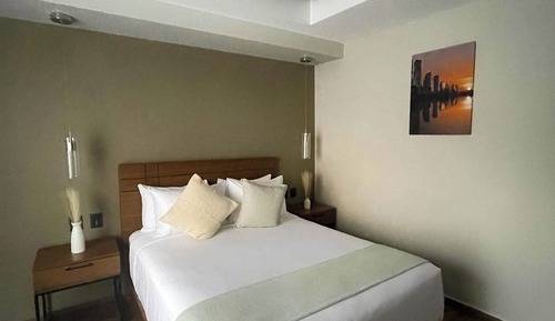 Standard Suite, 1 Queen Bed