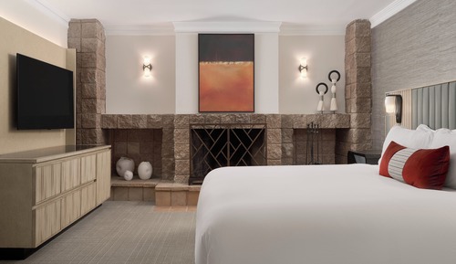 Grand Room, 1 King Bed, Mobility Accessible, Mountain View (Roll-In Shower)