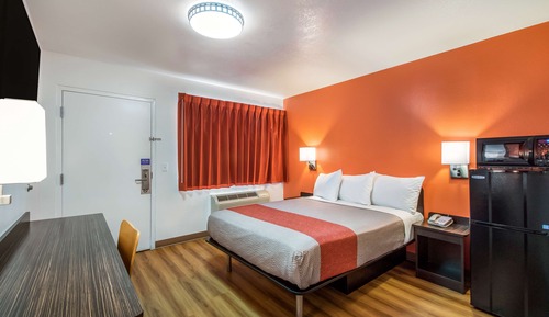 Deluxe Room, 1 Queen Bed, Smoking, Refrigerator & Microwave