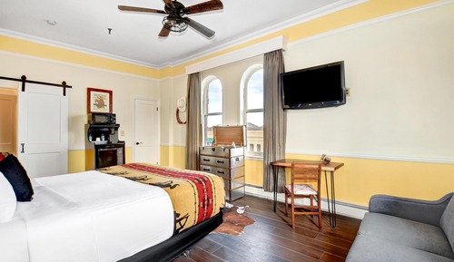 Suite, 1 King Bed, Refrigerator & Microwave, Park View