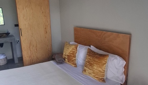 Basic Cabin, 1 Queen Bed, Lake View