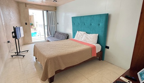 Comfort Room, Pool View