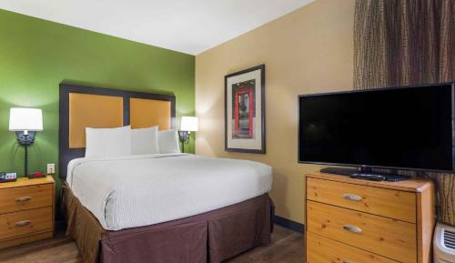 Deluxe Studio with 1 Queen Bed - Non-Smoking