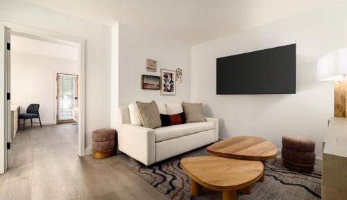 King Room with Pool View - First Floor