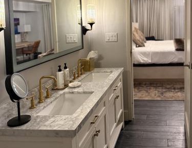 One-Bedroom Suite with Balcony and Courtyard View
