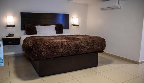Deluxe Room (2 Adults + 1 Child)