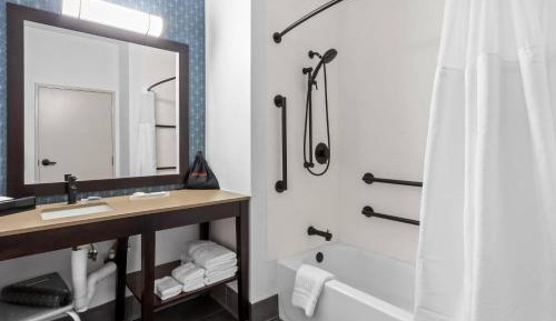 One-Bedroom King Suite - Disability Access/Non-Smoking