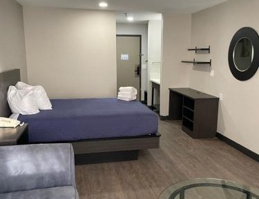 Deluxe Queen Suite