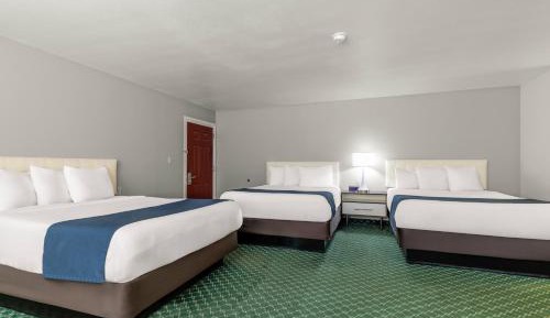 Queen Room with Three Queen Beds - Non-Smoking