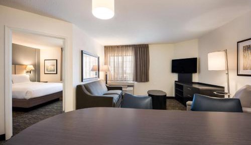 One-Bedroom Queen Suite