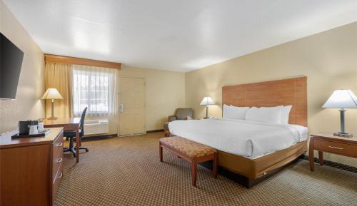 King Suite - Non-Smoking - Adults Only - No Pets