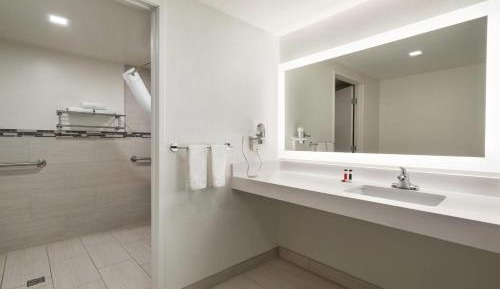 King Room with Roll-In Shower - Disability Access/Non Smoking