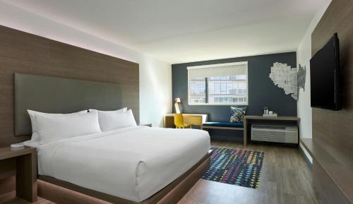 Splash King, Guest room, 1 King, Pool view
