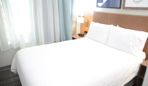 Queen Studio Suite with Bath Tub - Mobility Accessible - Non-Smoking