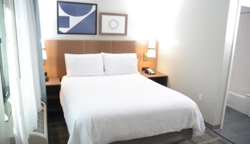 Two-Bedroom Suite with Mobility Accessible Tub