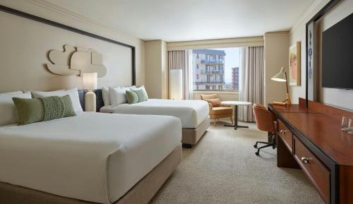 Luxe Queen Room - Mobility Accessible with Tub