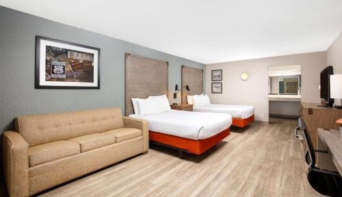 Queen Room with Two Queen Beds and Sofa Bed - Bath Tub/Disability Access