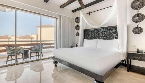 One Bedroom King Suite with Garden View and Balcony