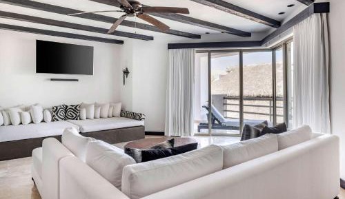 Three Bedroom Grand Penthouse with Ocean View