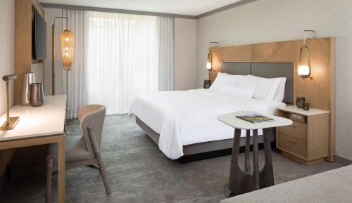 Traditional, Guest room, 1 King, Limited view