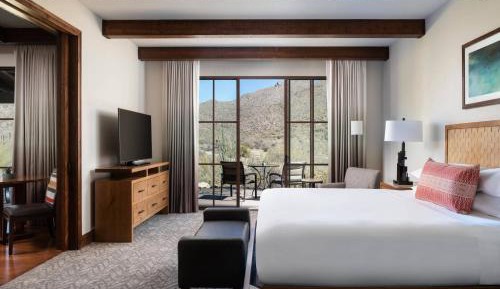 One-Bedroom King Suite with Private Sofa Bed